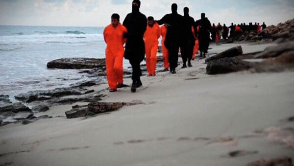 Men in orange jumpsuits purported to be Egyptian Christians held captive by the Islamic State (IS) - Sputnik Mundo
