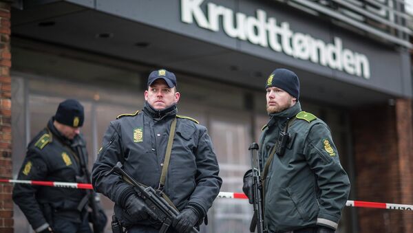 Police guard the scene of a shooting at cafe 'Krudttonden,' which was hosting a free speech event, in Oesterbro, Copenhagen, February 16, 2015 - Sputnik Mundo