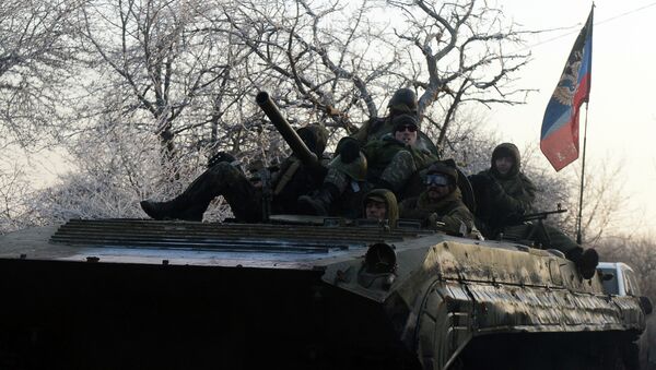 Pro-Russian separatists ride an Armoured Personnel Carrier (APC) bearing the flag of the Donetsk People's Republic near the eastern Ukrainian city of Uglegorsk on February 15, 2015 - Sputnik Mundo