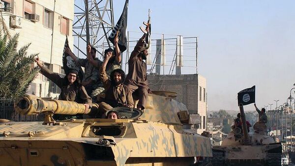Islamic State fighters parade in Raqqa, Syria - Sputnik Mundo