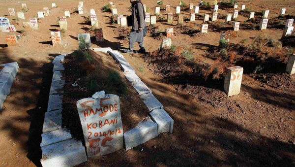 Cementerio de combatientes kurdos, murieron en bombardeos y enfrentamientos con el EI en Kobani y sus proximidades - Sputnik Mundo