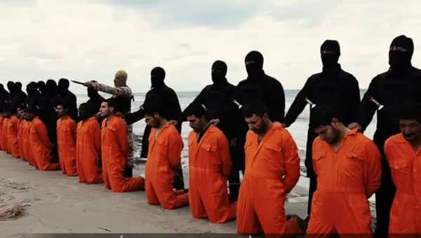 Captura del vídeo en el que Estado Islámico asesina a los cristianos coptos en Egipto - Sputnik Mundo