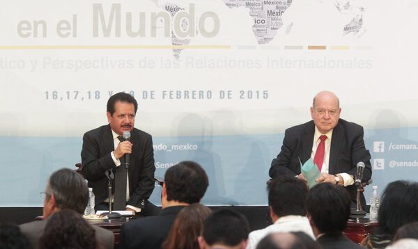 Secretario general de la Organización de Estados Americanos, Dr. José Miguel Insulza (dcha.) y vicepresidente de la Mesa Directiva del Senado de la República, Luis Sánchez Jiménez Secretario general de la Organización de Estados Americanos, Dr. José Miguel Insulza (dcha.) y vicepresidente de la Mesa Directiva del Senado de la República, Luis Sánchez Jiménez - Sputnik Mundo