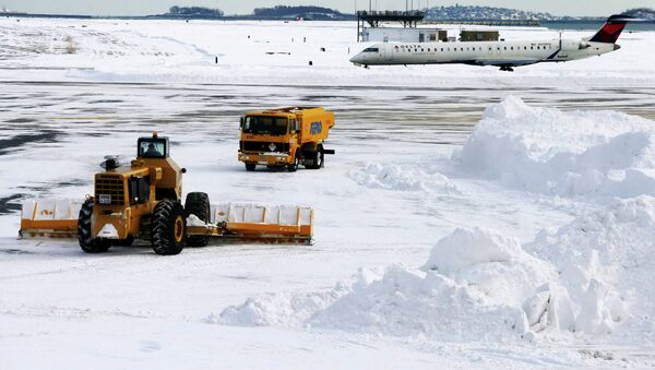 Miles de vuelos cancelados en EEUU por un temporal de nieve - Sputnik Mundo