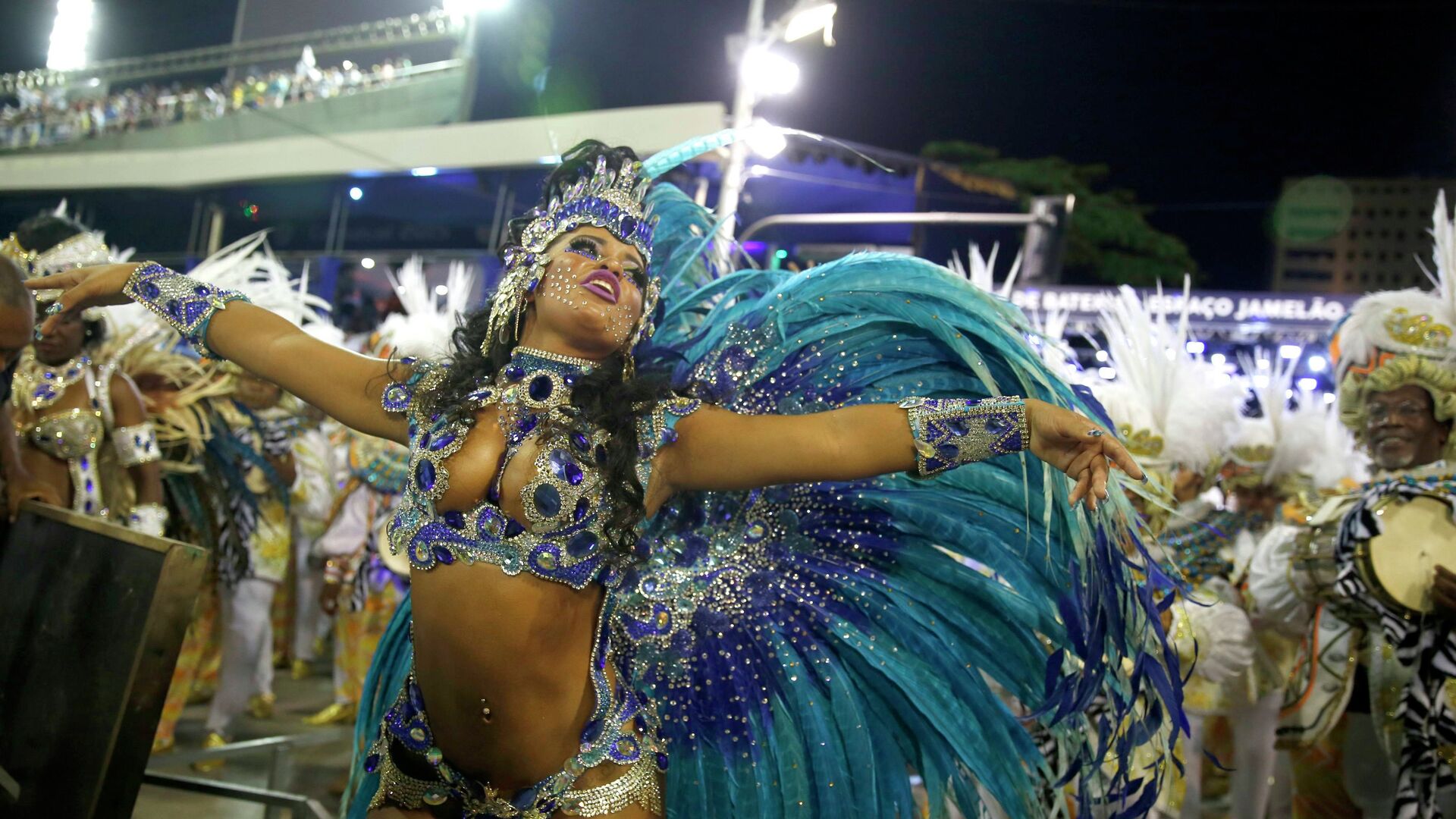 Beija flor samba school drum queen Rayssa Oliveira participates in the annual carnival parade in Rio de Janeiro's Sambadrome, February 16, 2015 - Sputnik Mundo, 1920, 04.12.2021