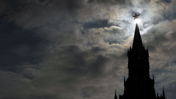 The Kremlin Spasskaya (Saviour) Tower dominates the skyline at the Red Square in Moscow, on March 2, 2012 - Sputnik Mundo