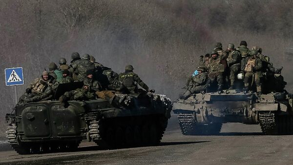 Ukrainian servicemen are seen near Artemivsk as they leave an area around Debaltseve, February 18, 2015 - Sputnik Mundo