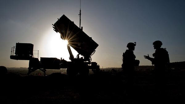 Soldados cerca de una batería de misiles Patriot en una base militar turca en Gaziantep, Turquía - Sputnik Mundo