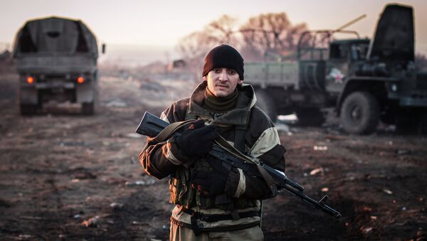 Ополченец Донецкой народной республики (ДНР) в поселке Логвиново на Донбассе - Sputnik Mundo