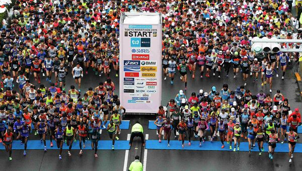Runners fill the street at the start of the Tokyo Marathon in Tokyo February 22, 2015 - Sputnik Mundo