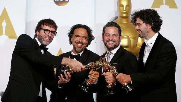 Nicolas Giacobone, Alejandro G. Iñárritu, Alexander Dinelaris Jr. y Armando Bo en la ceremonia de los Oscar - Sputnik Mundo