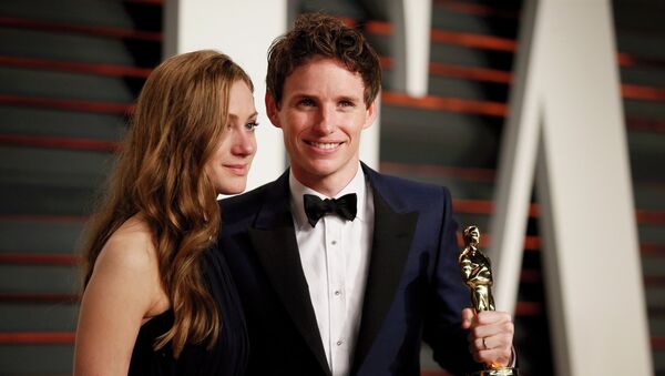 Actor Eddie Redmayne with his Best Actor award for his role in the film The Theory of Everything and his wife, Hannah Bagshawe, arrive at the 2015 Vanity Fair Oscar Party in Beverly Hills, California February 22, 2015. - Sputnik Mundo