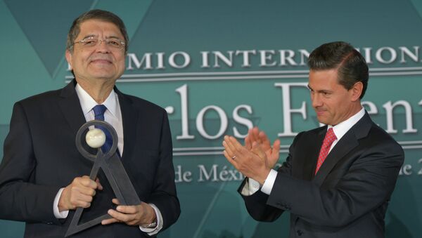 Escritor y ex vicepresidente de Nicaragua Sergio Ramírez (izda.) y presidente de México, Enrique Peña - Sputnik Mundo