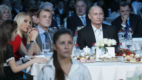 Ornella Muti (izda.) en una cena de beneficencia organizada por Vladímir Putin - Sputnik Mundo