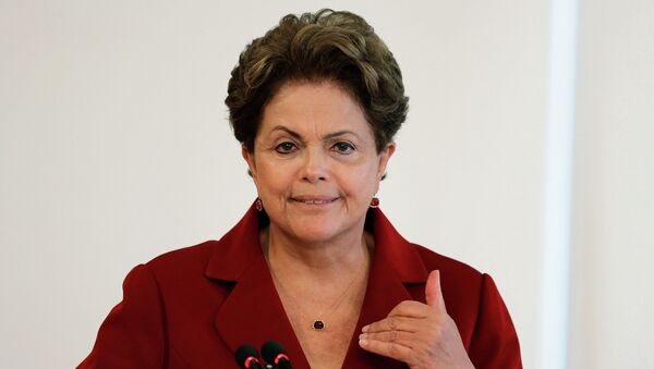 Brazil's President Dilma Rousseff reacts during the inauguration ceremony of the new Minister of Strategic Affairs Roberto Mangabeira Unger at the Planalto Palace in Brasilia February 5, 2015 - Sputnik Mundo