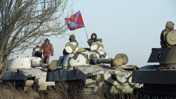Отвод колонны тяжелой военной техники ДНР из Донецкой области - Sputnik Mundo