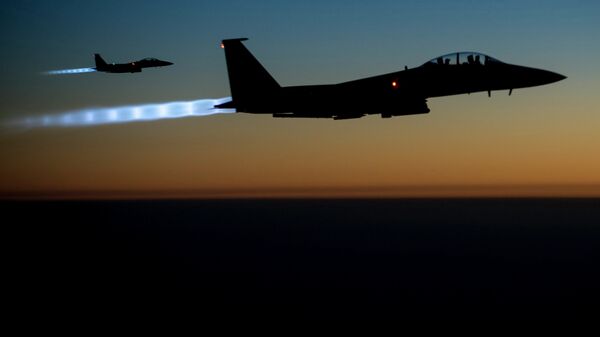 Cazas estadounidenses F-15 en Siria - Sputnik Mundo