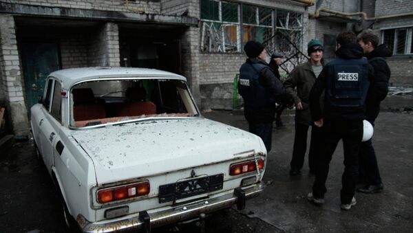 Житель пострадавшего от обстрела жилого многоэтажного доме в Киевском районе города Донецка разговаривает с журналистами. - Sputnik Mundo