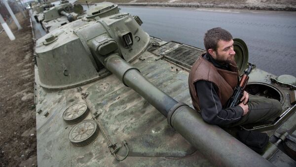 Las milicias de Donetsk anuncian la retirada de los últimos convoyes de sus armas pesadas - Sputnik Mundo