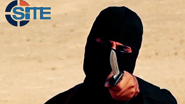 A masked, black-clad militant, Mohammed Emwazi, brandishes a knife in this still image from a 2014 video obtained from SITE Intel Group February 26, 2015 - Sputnik Mundo