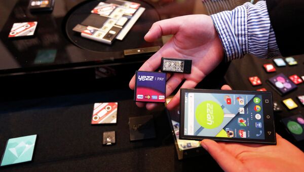 Prototype modular parts created by Yezz Mobile for Project Ara, Google's modular smartphone project, are shown during the Mobile World Congress in Barcelona March 1, 2015 - Sputnik Mundo