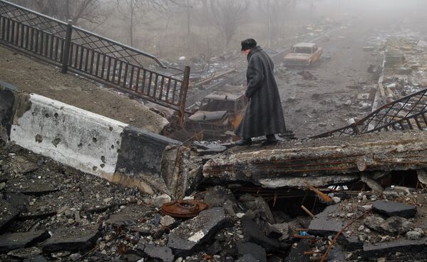 Vivir en medio de las ruinas en Donbás - Sputnik Mundo