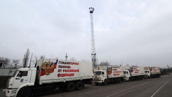 El 17º convoy humanitario  ruso para Donbás cruza la frontera ruso-ucraniana - Sputnik Mundo