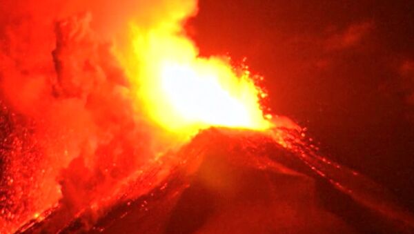 Volcán de Chile esparce lava ardiente a cientos de metros - Sputnik Mundo