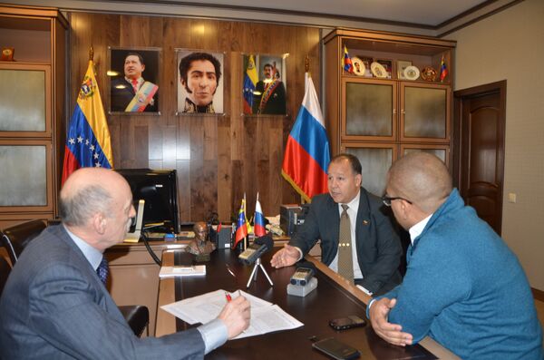 Durante la entrevista con Juan Vicente Paredes Torrealba en la Embajada de Venezuela en Moscú Durante la entrevista con Juan Vicente Paredes Torrealba en la Embajada de Venezuela en Moscú - Sputnik Mundo