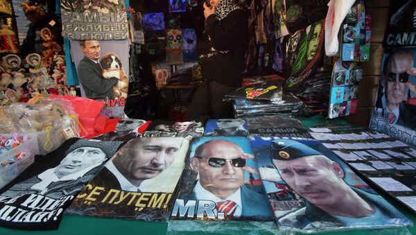 Venta de camisetas con la imagen de Vladímir Putin en San Petersburgo - Sputnik Mundo