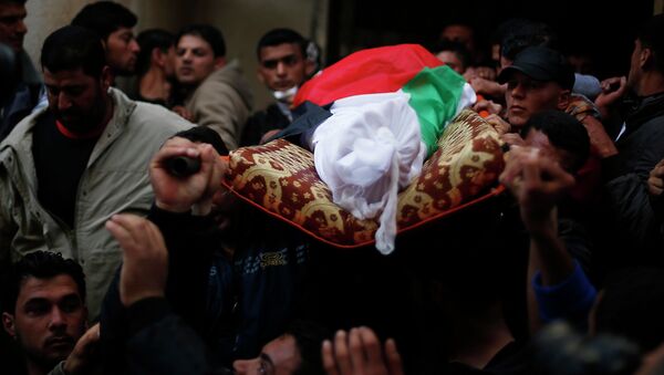 Mourners carry the body of Palestinian fisherman Tawfiq Abu Reyala, 34, whom medics said was killed by Israeli navy, during his funeral at Shatti refugee camp in Gaza City March 7, 2015. - Sputnik Mundo