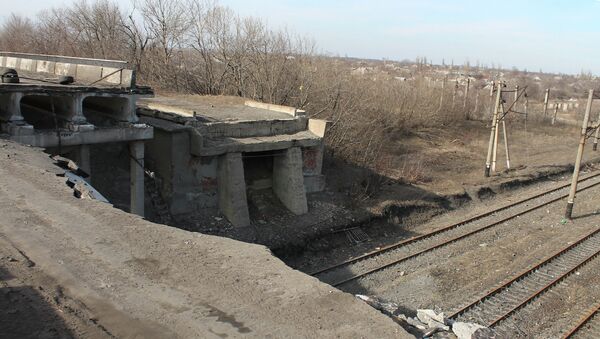 Puente destruido en Debáltsevo - Sputnik Mundo