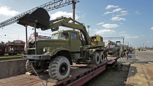 Украинские военные вывозят технику из Крыма - Sputnik Mundo