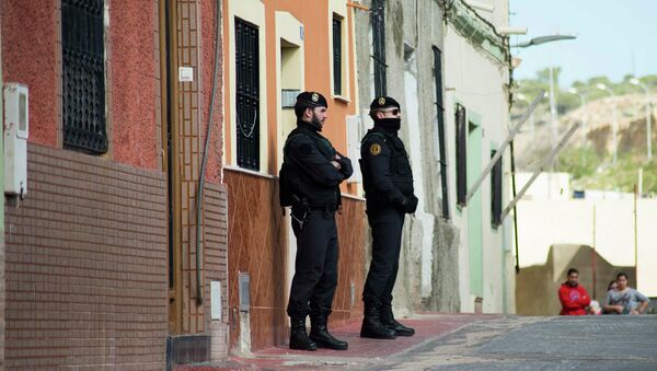 Spanish civil guards stand guard outside a house during an operation to detain two men suspected of using social media to recruit people to violent groups like the Islamic State, in Spain's North African enclave Melilla, February 24, 2015. - Sputnik Mundo