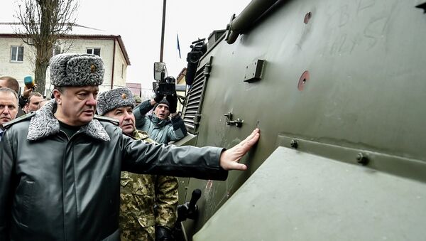 Petró Poroshenko inspeccionan vehículo blindado ligero Saxon (Archivo) - Sputnik Mundo