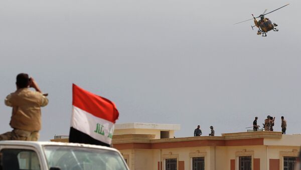 An Iraqi helicopter flies in the town of al-Alam (north of Tikrit) March 9, 2015 - Sputnik Mundo