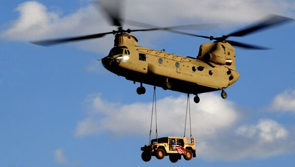 U.S. Army Chinook Helicopter makes its landing approach American Humvee - Sputnik Mundo