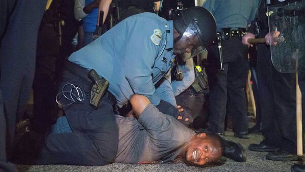Police arrests a protestor outside the City of Ferguson Police Department and Municipal Court in Ferguson, Missouri, March 11, 2015 - Sputnik Mundo