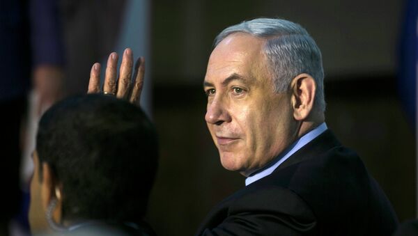 Israel's Prime Minister Benjamin Netanyahu waves to supporters of his Likud party as he campaigns in Netanya, north of Tel Aviv March 11, 2015.  - Sputnik Mundo