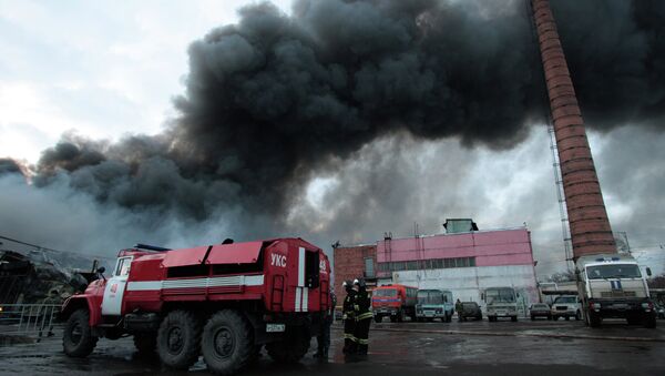 Firefighters extinguish a fire at a shopping mall in Kazan, 720 kilometers (450 miles) east of Moscow, Russia - Sputnik Mundo
