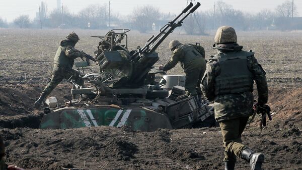 Ukrainian servicemen take position at the front line outside Kurahovo, in the Donetsk region of Ukraine, Wednesday, March 11, 2015 - Sputnik Mundo