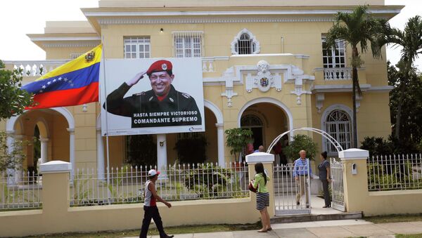 Una bandera del fallecido presidente de Venezuela Hugo Chávez se ve en la embajada de Venezuela en La Habana - Sputnik Mundo