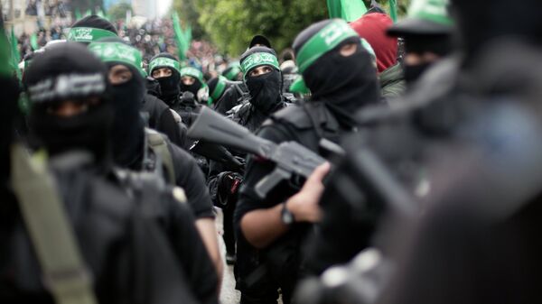 Palestinian Hamas masked gunmen display their military skills during a rally to commemorate the 27th anniversary of the Hamas militant group, in Gaza City, Sunday, Dec. 14, 2014 - Sputnik Mundo