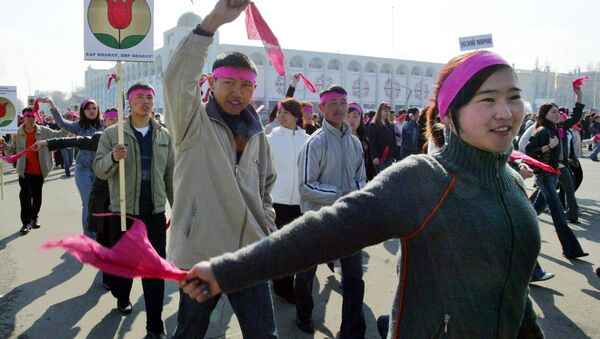 Kyrgyz youth march on the central square of Bishkek, 24 March 2006, marking the first anniversary of the so-called tulip revolution - Sputnik Mundo