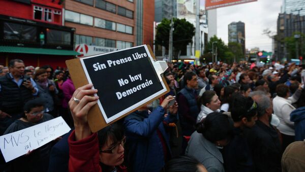 A supporter holds a sign during a protest against the dismissal of Mexican journalist Carmen Aristegui, outside MVS Radio's station building in Mexico City March 16, 2015 - Sputnik Mundo
