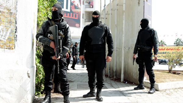 Fuerzas de seguridad tunecinas vigilan el exterior del Museo del Bardo - Sputnik Mundo