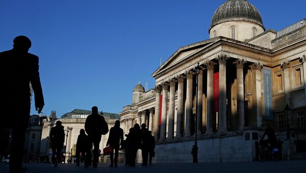 People walk past the National Gallery in Trafalgar Square, London February 27, 2015 - Sputnik Mundo