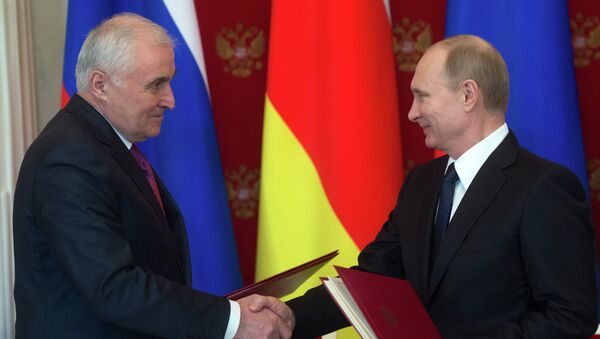 La víspera, los presidentes Vladímir Putin y Leonid Tibílov firmaron en Moscú un acuerdo de cooperación en ámbitos social, económico, humanitario, así como en política exterior, defensa y seguridad - Sputnik Mundo