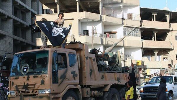 Militantes de EI durante un desfile en ciudad siria de Raqqa (Archivo) - Sputnik Mundo