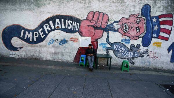 Un graffiti antiamericano en Caracas - Sputnik Mundo